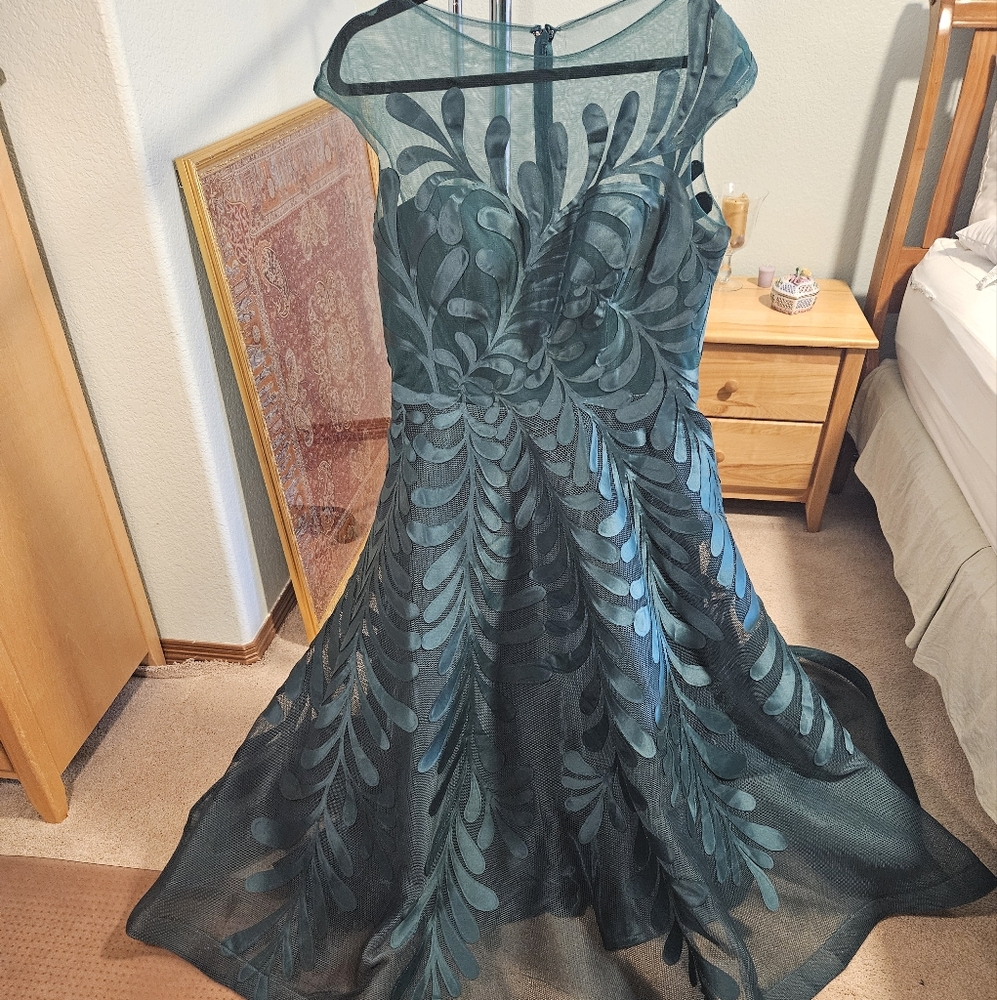 Size 10-12. worn only once. Color : Viridian green.